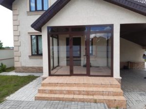 Алюминиевая дверь для дома и коттеджа